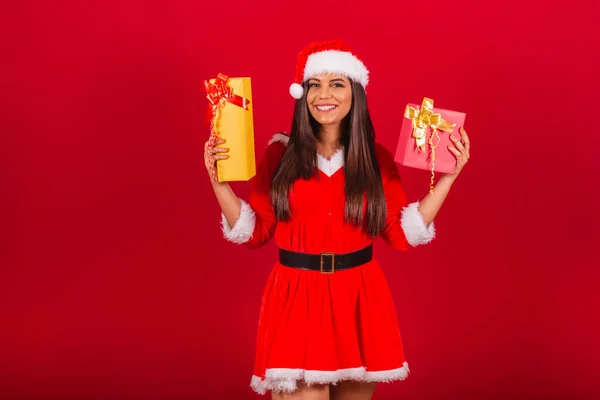 Vacker Brasiliansk Kvinna Klädd Julkläder Jultomten Innehar Två Gåvor — Stockfoto