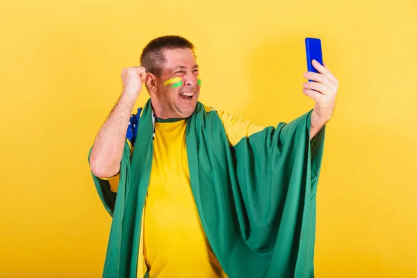Uomo Adulto Tifoso Calcio Brasiliano Usando Bandiera Smartphone Selfie Autoritratto — Foto Stock