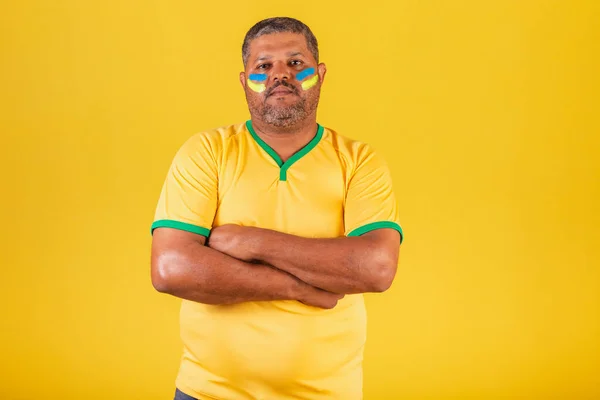 Brasilianischer Schwarzer Fußballfan Aus Brasilien Arme Verschränkt Optimistisch Für Echte — Stockfoto