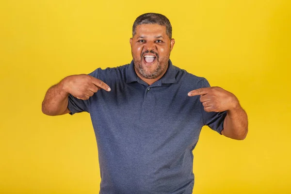 Hombre Negro Brasileño Adulto Sonriendo Señalándose Mismo Eligiéndose Mismo —  Fotos de Stock