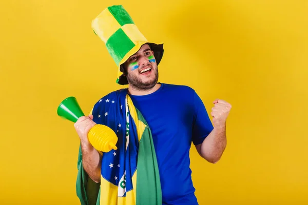 Бразильский Кавказский Мужчина Футбольный Фанат Бразилии Шляпе Рогом Празднуя Победу — стоковое фото