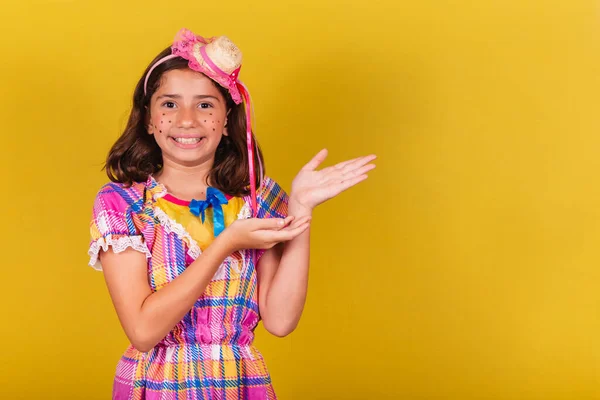 Brezilya Kafkasyalı Çocuk Festa Junina Giysileri Ürün Sunumu Negatif Alan — Stok fotoğraf