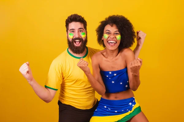 两个巴西球迷 穿着厚脸皮的黑色女人的衣服 是高加索人的男人 祝大家好运 — 图库照片