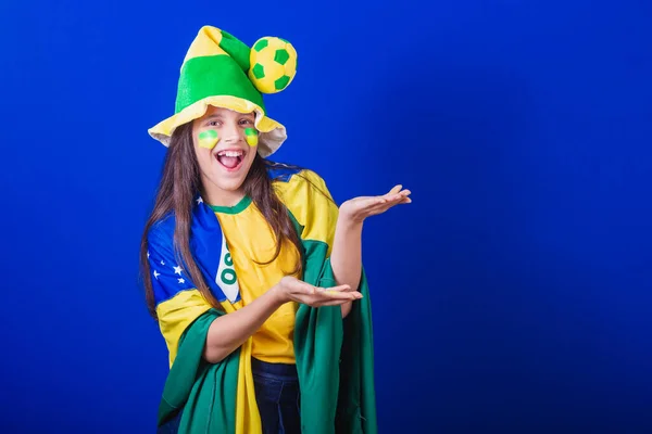 브라질 모자와 깃발을 무언가를보여 — 스톡 사진
