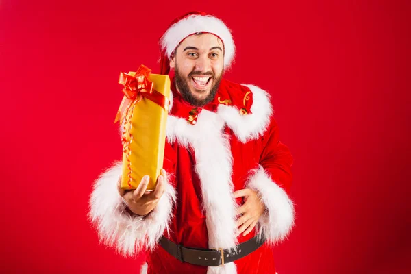Homem Brasileiro Vestido Com Roupas Santa Claus Dando Presente Amarelo — Fotografia de Stock