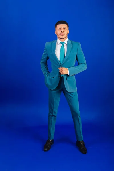 Brasiliansk Svart Man Klädd Kostym Och Blå Slips Affärsman Helkroppsfoto — Stockfoto