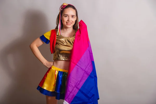 Krásná Běloška Brazilka Karnevalovém Oblečení Frevo Frevo Slunečníkem Bisexuální Vlajkou — Stock fotografie