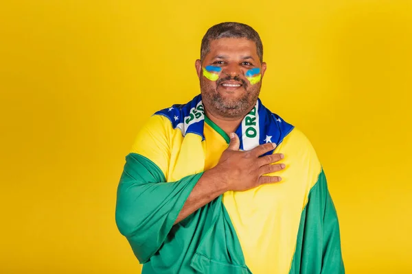Brazylijczyk Czarny Fan Piłki Nożnej Brazylii Ręką Piersi Śpiewając Hymn — Zdjęcie stockowe