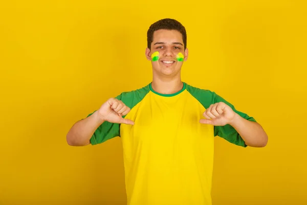Fiatal Brazil Férfi Focirajongó Zöldbe Öltözött Sárga Nem Tetszik — Stock Fotó