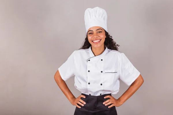 Genç Siyah Brezilyalı Kadın Aşçı Şef Eller Kalçada Iyimser Kendinden — Stok fotoğraf