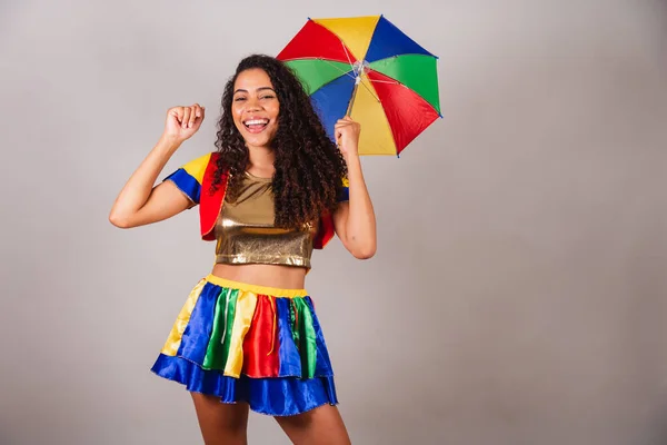 Schöne Schwarze Brasilianerin Mit Frevo Outfit Und Regenschirm Karneval Tanzender — Stockfoto