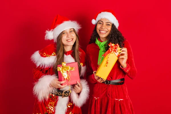 Två Brasilianska Vänner Klädda Julkläder Tomten Ger Julklappar Till Kameran — Stockfoto