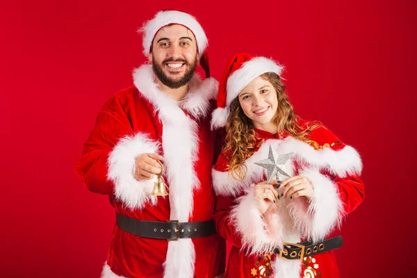 Brasilianska Par Klädd Julkläder Jultomten Håller Julpynt Stjärna Klocka — Stockfoto