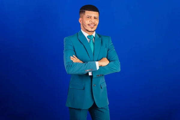 スーツと青いネクタイを着たブラジルの黒人男性 ビジネスマン 腕は楽観的で自信に満ち — ストック写真