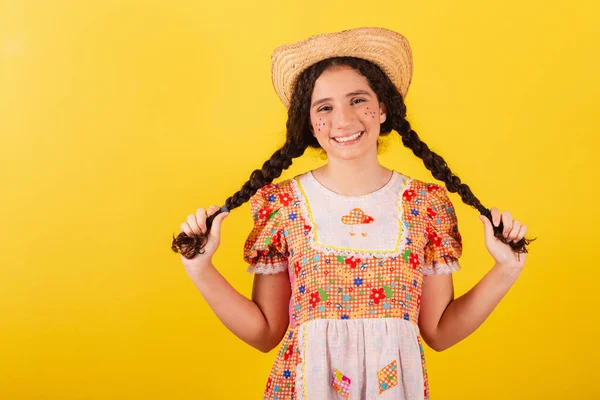 Meisje Met Traditionele Oranje Kleren Voor Festa Junina Haarvlechten Vasthouden — Stockfoto
