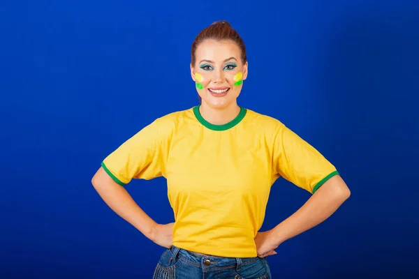 Beyaz Kadın Kızıl Saçlı Brezilyalı Futbol Taraftarı Brezilyalı Mavi Arka — Stok fotoğraf
