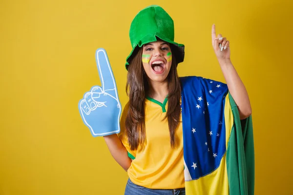 ブラジルの女性サポーター ワールドカップ2022 泡の指で踊る — ストック写真