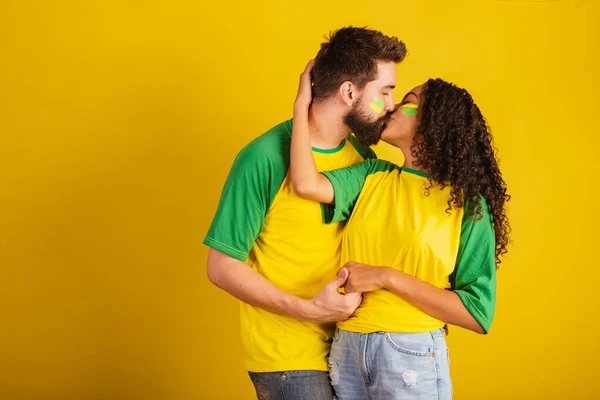 Coppia Tifosi Brasiliani Vestiti Con Colori Della Nazione Donna Nera — Foto Stock