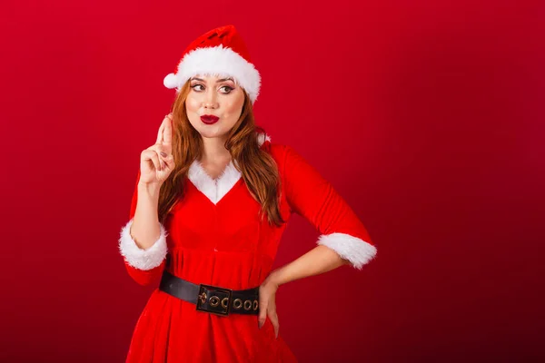 美しいブラジルの赤髪の女性 クリスマス服を着て サンタクロース 指が交差し希望と希望を持ち — ストック写真