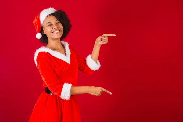 Beautiful Black Brazilian Woman Dressed Santa Claus Mama Claus Presenting — Stock Photo, Image
