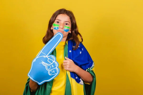 巴西小孩 高加索人 足球迷 有泡沫手指 有疑问 世界杯 奥运会 — 图库照片