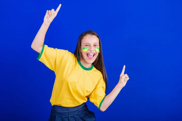 Юна Дівчина Футбольний Фанат Бразилії Танець Вказівний Палець — стокове фото