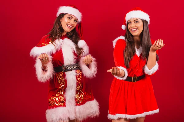 Βραζιλιάνες Φίλες Ντυμένες Χριστουγεννιάτικα Ρούχα Άγιος Βασίλης Προσκαλώντας Χέρια — Φωτογραφία Αρχείου