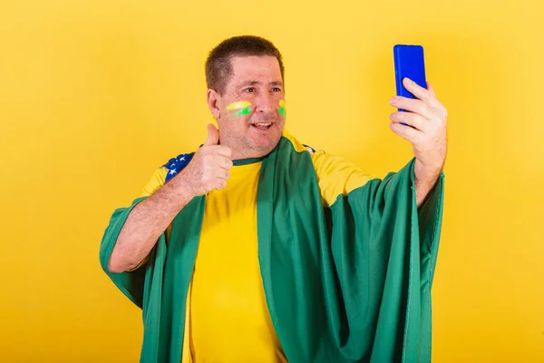 Uomo Adulto Tifoso Calcio Brasiliano Usando Bandiera Smartphone Selfie Autoritratto — Foto Stock