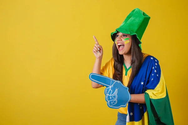 ブラジルの女性サポーター ワールドカップ2022 泡の指で何かを指している距離 — ストック写真
