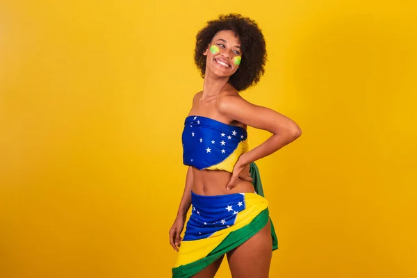 Giovane Donna Colore Appassionato Calcio Brasiliano Mani Sulla Vita — Foto Stock