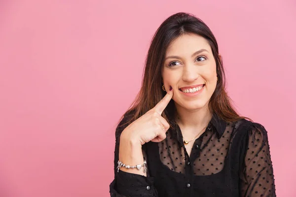 Hermosa Mujer Brasileña Caucásica Fondo Rosa Señalando Mejillas Sonrisas Concepto —  Fotos de Stock