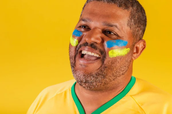 ブラジルの黒人 ブラジルのサッカーファン クローズアップ写真 エキサイティングで笑顔 — ストック写真