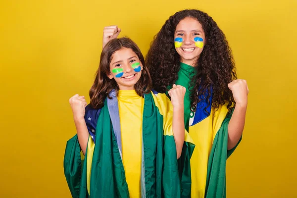 ブラジルの姉妹や友人のサポーターサッカーファンの叫びはい パーティー お祝い ワールドカップ オリンピック — ストック写真