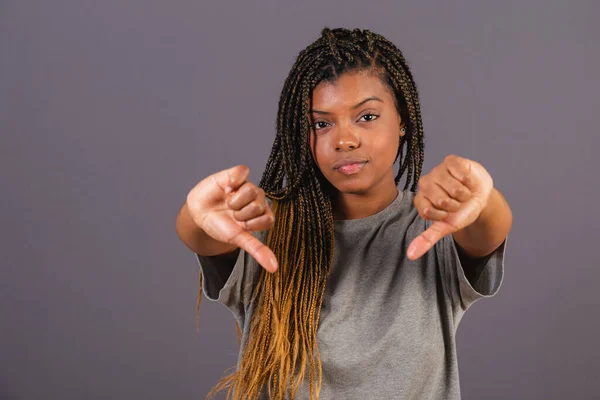 Jonge Afrikaanse Vrouw Handen Vooraan Duim Naar Beneden Afkeuring Afkeuring — Stockfoto