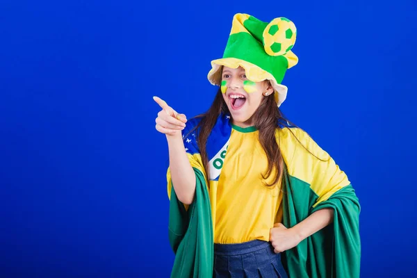 Jovencita Fanática Del Fútbol Brasil Vestido Con Sombrero Bandera Apuntando —  Fotos de Stock