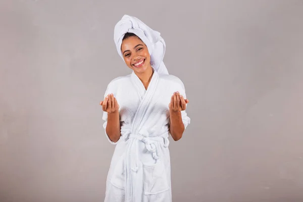 Mooie Braziliaanse Zwarte Vrouw Badjas Handdoek Uitnodigend Roepend Met Handen — Stockfoto