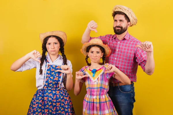 Father Daughters Wearing Typical Clothes Festa Junina Thumbs Disapproval Disapproval — Stock Photo, Image