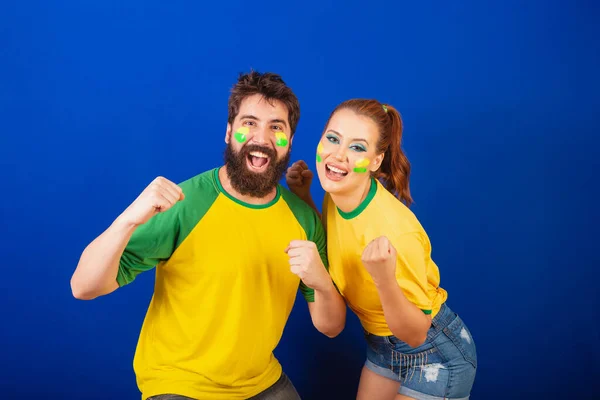 Kaukasisches Paar Brasilianische Fußballfans Schreien Tor Und Sieg — Stockfoto