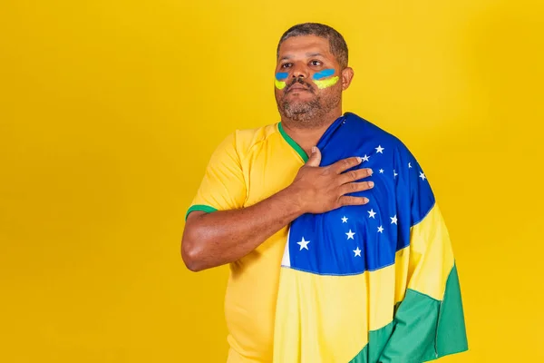 Brazilský Černoch Fotbalový Fanoušek Brazílie Rukou Hrudi Zpívající Národní Hymnu — Stock fotografie