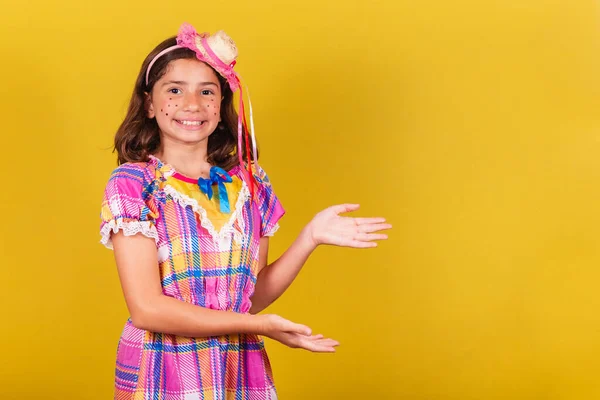 Brasilianische Kaukasische Kinder Festa Junina Kleidung Produktpräsentation Negativer Raum Feierlichkeiten — Stockfoto