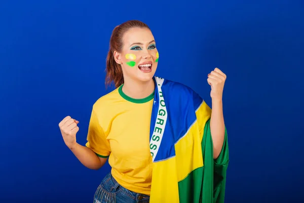 白人女性 ブラジルサッカーファン ブラジル 青の背景 ブラジルの旗を着て お祝い — ストック写真
