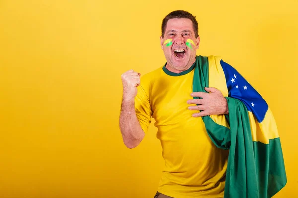 Homem Adulto Futebol Brasil Vestindo Bandeira Comemorando Jogo Futebol — Fotografia de Stock