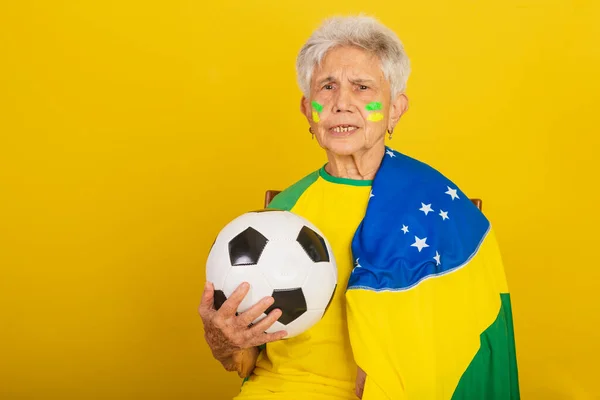 Пожилая Женщина Футбольный Фанат Бразилии Болеет Флагом Проведение Футбольного Мяча — стоковое фото