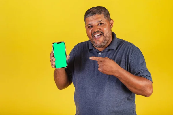 Braziliaanse Zwarte Man Volwassene Wijst Naar Mobiele Telefoon Scherm Negatieve — Stockfoto