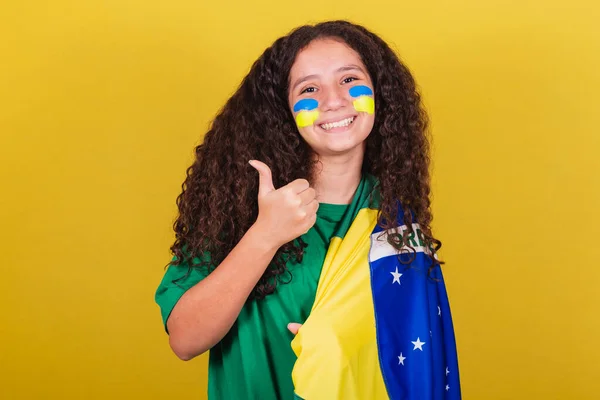 ブラジル人 白人女性 サッカーファン 親指を立てる 肯定的 肯定的 — ストック写真
