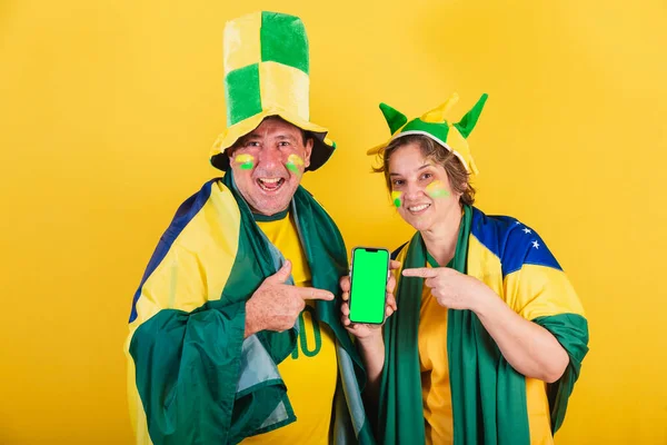 Adulto Casal Futebol Brasil Usando Bandeira Apontando Para Tela Smartphone — Fotografia de Stock