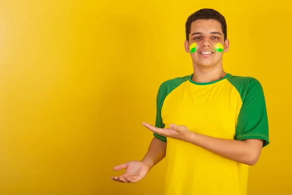 브라질 팬이에요 초록빛 방석을 걸치고 — 스톡 사진