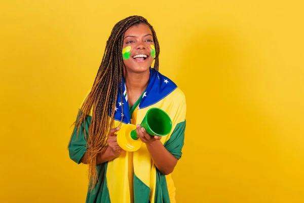 Černá Žena Mladý Brazilský Fotbalový Fanoušek Pomocí Rohu Dělat Hluk — Stock fotografie