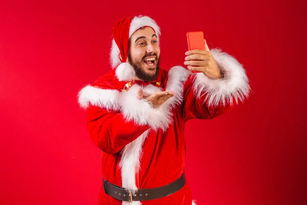 Brasileiro Vestido Com Roupas Santa Claus Segurando Smartphone Auto Retrato — Fotografia de Stock