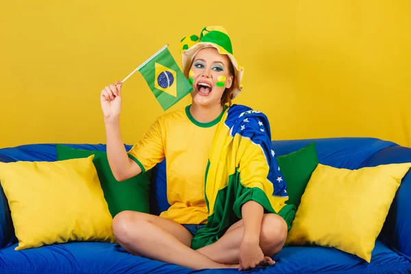 Biała Kobieta Ruda Brazylijski Fan Piłki Nożnej Brazylijski Kanapie Flagą — Zdjęcie stockowe